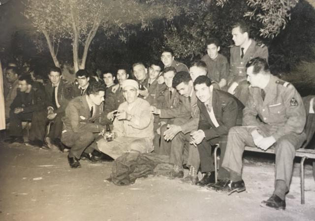 moment de convivialité entre hommes, en fin de journée